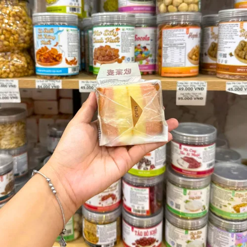 Shop sỉ 1 Cái Bánh Bông Lan Tam Giác CHUNSANJIAO Vị Dâu - Màu Hồng