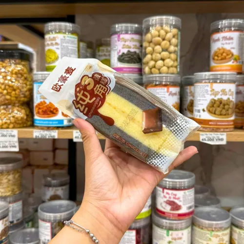 Bánh bông lan tam giác vị socola CHUNSANJIAO màu nâu, quy cách 1 thùng