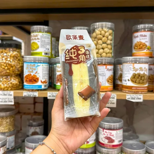 Bánh bông lan tam giác vị socola CHUNSANJIAO màu nâu, quy cách 1 thùng