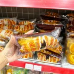 Thùng 32 cái bánh mì sừng bò WEICHUDAO vị socola, khối lượng 2kg