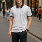 Áo thun cổ bẻ nam có viền bo tay áo, thêu logo con ngựa