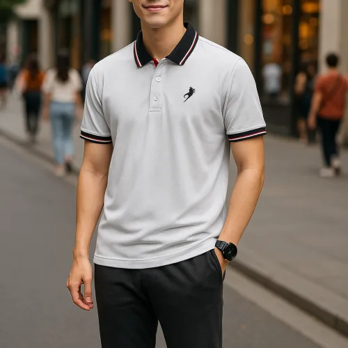 Áo thun cổ bẻ nam có viền bo tay áo, thêu logo con ngựa