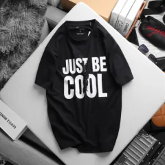 Áo thun nam Rurumen big size màu đen, cổ tròn in chữ Just Be Cool