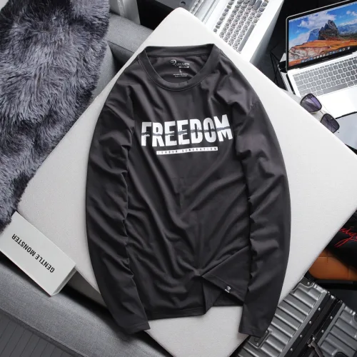 Áo thun FREEDOM nam: cân nhắc size vừa hay rộng