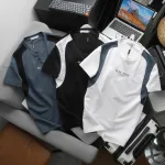 Áo thun nam phối sọc màu, cổ tròn in logo chữ trước ngực, có big size