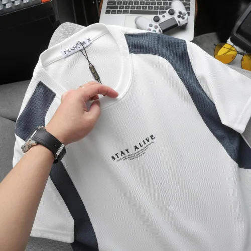 Áo thun nam phối sọc màu, cổ tròn in logo chữ trước ngực, có big size