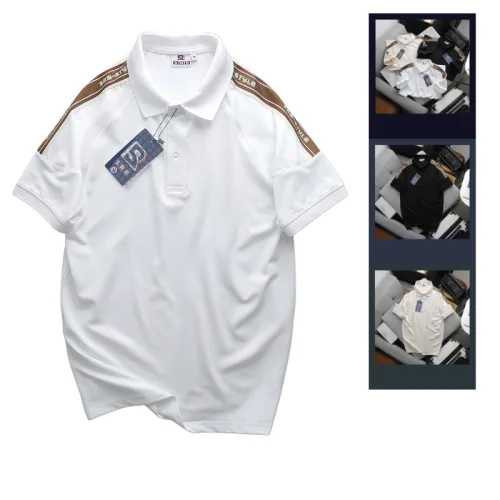Áo thun polo nam có big size, điểm nhấn sọc chữ phối ở vai – một lựa chọn đáng tham khảo trong áo thun polo cổ bẻ