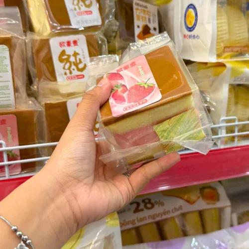 Shop sỉ bánh Bông Lan Gong Dâu 120g - 1 Cái