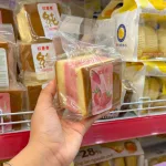 Shop sỉ bánh Bông Lan Gong Dâu 120g - 1 Cái
