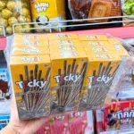 Bánh que đũa Ticky Uni Firms phủ gấp đôi socola, màu vàng, lốc 13 hộp