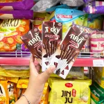 Bánh que đũa Ticky Uni Firms phủ socola sữa, màu nâu trắng
