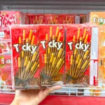 Bánh que đũa Ticky Uni Firms phủ socola màu đỏ, lốc 13 hộp