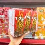 Bánh que đũa Ticky Uni Firms phủ socola màu đỏ, lốc 13 hộp