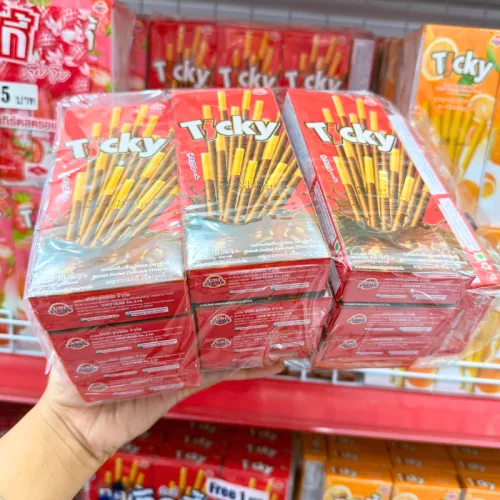 Bánh que đũa Ticky Uni Firms phủ socola màu đỏ, lốc 13 hộp
