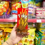 Chỗ sỉ bánh Que Đũa Phủ Socola Ticky Uni Firms - Màu Đỏ