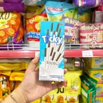 Bánh que đũa Ticky Uni Firms phủ sữa 18g - Màu xanh dương