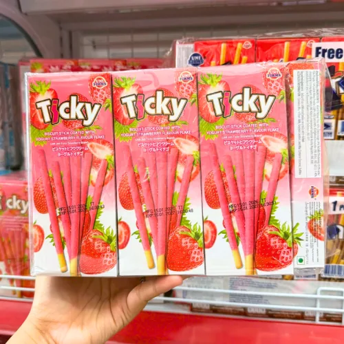 Shop sỉ bánh Que Đũa Phủ Yogurt Dâu Ticky Uni Firms Lốc 13 Hộp - Màu Hồng