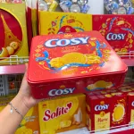 Bánh quy sữa Cosy Marie vị vani hộp thiếc 408g kèm túi