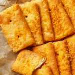 Bánh quy Kenju nhân gà nướng phô mai 2 lớp, túi 216g gồm 16 gói