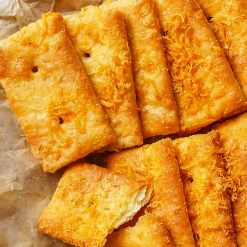 Bánh quy Kenju nhân gà nướng phô mai 2 lớp, túi 216g gồm 16 gói
