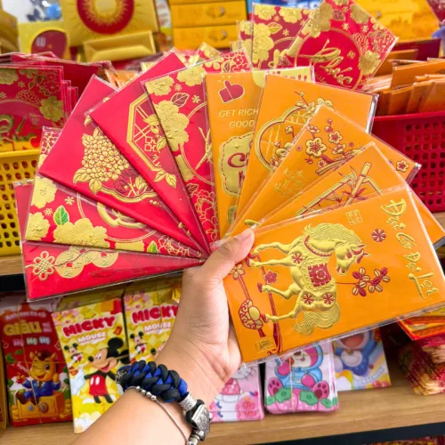 Bộ 30 bao lì xì nhung Tết Bính Ngọ 2026 màu vàng hoặc đỏ – một lựa chọn đáng tham khảo trong Bao lì xì Tết