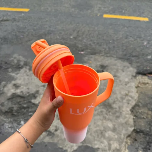 Ly nước Lux có quai cầm và ống hút