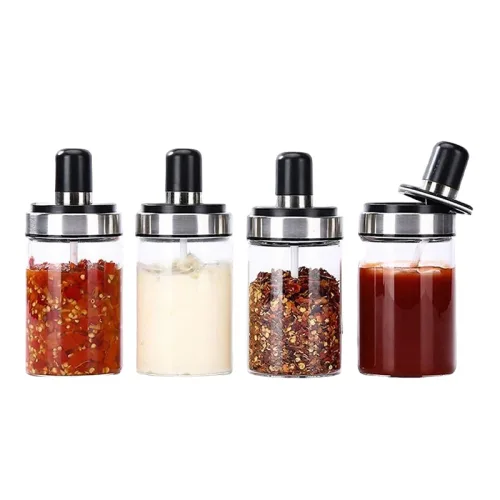 Nắp đậy và thìa nhỏ giúp thao tác thuận tiện hơn