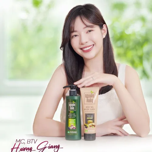 Dầu gội dược liệu Nguyên Xuân xanh lá đậm 450ml - 520g cho tóc hư tổn