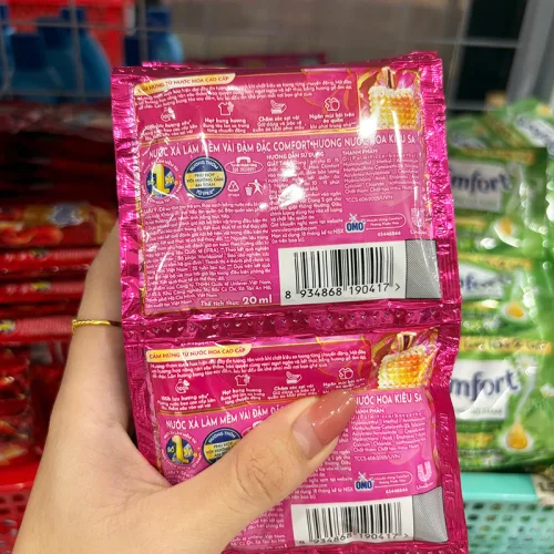 Nước xả vải Comfort hương nước hoa Kiêu Sa hồng đậm, dây 12 gói 18ml/gói