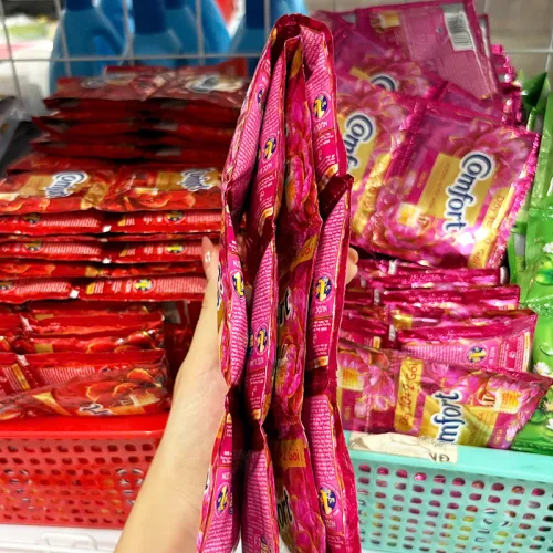 Nước xả vải Comfort hương nước hoa Kiêu Sa hồng đậm, dây 12 gói 18ml/gói