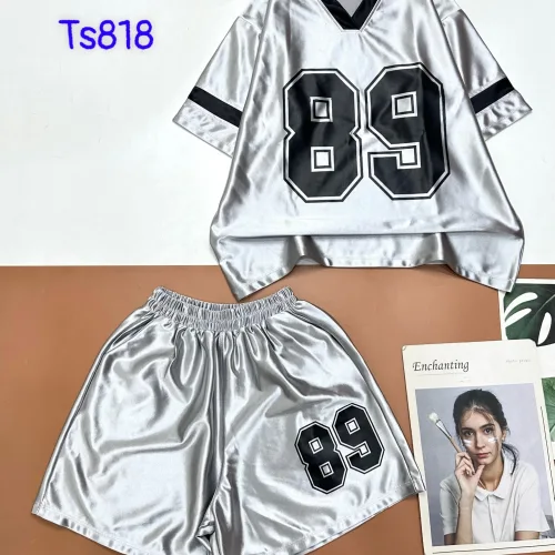 Cổ V và quần đùi tạo dáng bộ đồ gọn, dễ nhận biết