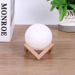 Đèn trang trí hình Mặt Trăng 3D kèm đế, kích thước 10x8.5x8.5cm