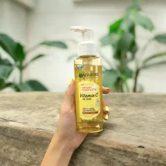 Garnier Bright Complete Vitamin C Gel Wash 120ml Sạch Dịu Nhẹ