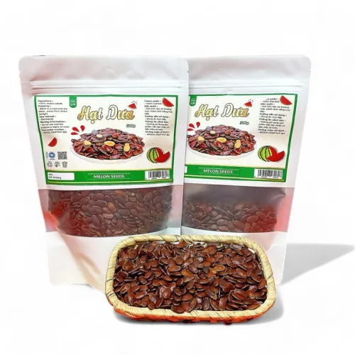 Kiểm tra thông tin trước khi đưa hạt dưa lên kệ