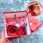 Hộp quà giấy vuông đỏ nắp rời, quai xách, có hoa kim tuyến, rơm và đèn đom đóm