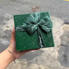Hộp quà giấy vuông đỏ nắp rời, quai xách, có hoa kim tuyến, rơm và đèn đom đóm