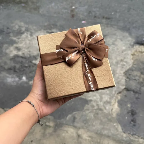 Hộp quà giấy vuông đỏ nắp rời, quai xách, có hoa kim tuyến, rơm và đèn đom đóm