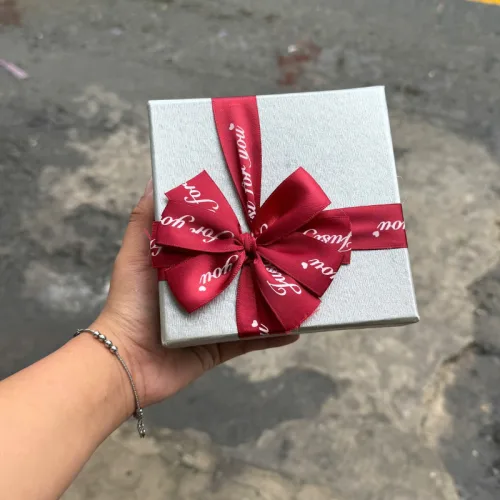 Hộp quà giấy vuông đỏ nắp rời, quai xách, có hoa kim tuyến, rơm và đèn đom đóm