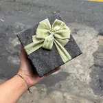 Hộp quà giấy vuông đỏ nắp rời, quai xách, có hoa kim tuyến, rơm và đèn đom đóm