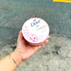 Dove Tẩy Tế Bào Chết Dưỡng Ẩm Toàn Thân Hương Hoa Anh Đào, 298g