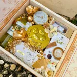 Nơi lấy sỉ hộp Quà Tết - Hộp Bánh Cứng Cổ Điển Có Rượu Phối Màu Vàng Sang Trọng - Quà Trang Trí Tết