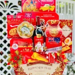 Hộp quà Tết cao cấp gồm rượu và bánh kẹo, trang trí sang trọng