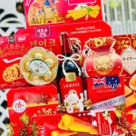 Hộp quà Tết cao cấp gồm rượu và bánh kẹo, trang trí sang trọng