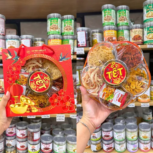 Nơi lấy sỉ hộp Qùa Tết Set Khô Lục Vị 2026 (Mực xé, khô gà lá chanh, khô tẩm vị heo, khô tẩm vị bò, chà bông xù) – một lựa chọn đáng tham khảo trong hộp quà tết