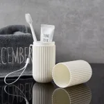 Hộp nhựa dạng ống 19cm đựng bàn chải và kem đánh răng khi đi du lịch