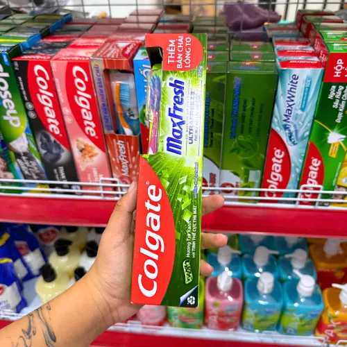 Bộ kem đánh răng Colgate Maxfresh trà xanh 225g và bàn chải Colgate lông mềm