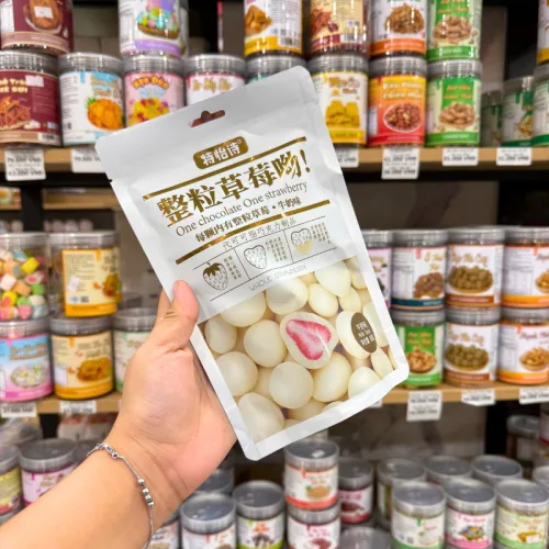 Kẹo socola phủ dâu tây vị sữa chua 60g, bịch trắng kem