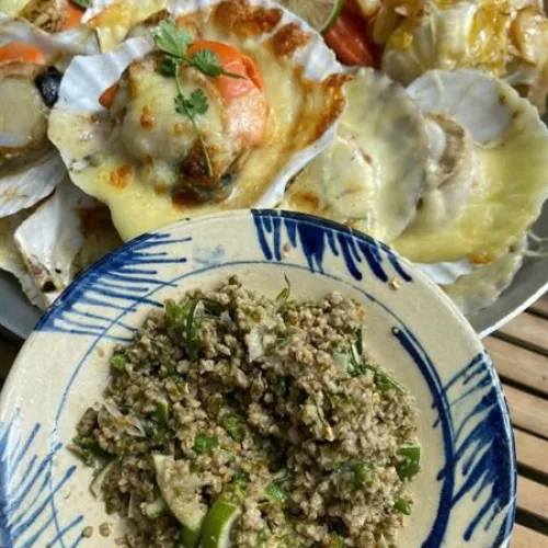 Muối kết hợp lá é, rau râm và ớt hiểm