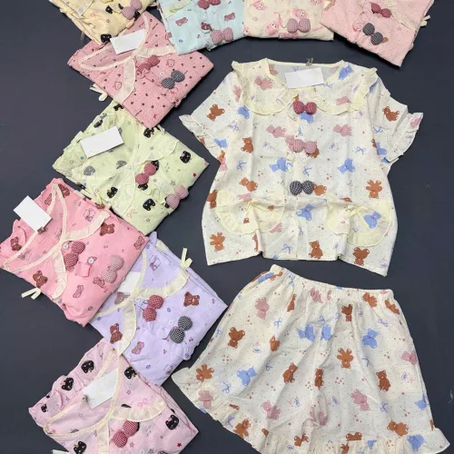 Bộ cotton Hàn nữ họa tiết gấu, áo cổ sen tay ngắn và quần đùi, size 45-62kg
