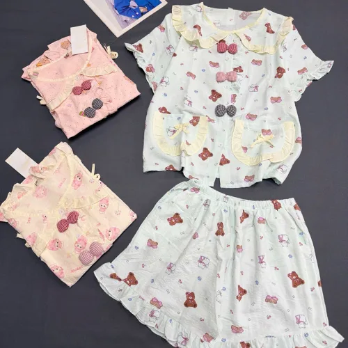 Bộ cotton Hàn nữ họa tiết gấu, áo cổ sen tay ngắn và quần đùi, size 45-62kg